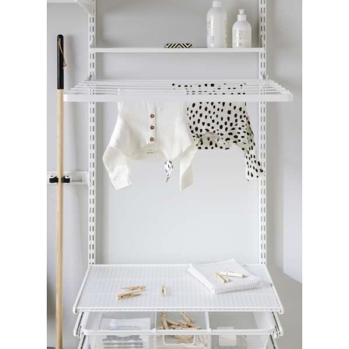 Kit Buanderie 130 cm Blanc Elfa, un rangement alliant le bois et l'acier pour un dressing moduloable et élégant.